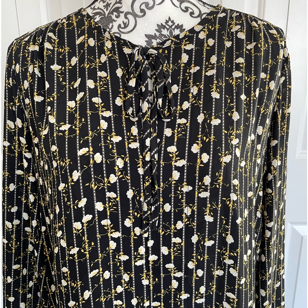 Floral blouse 🌼 - Picture 3 of 9
